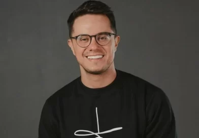 SBT tira do ar programa de Deive Leonardo após baixa audiência e críticas nas redes