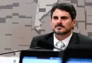 Senador Marcos do Val é levado para colocar tornozeleira eletrônica