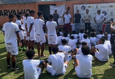 Projeto “Daniel Bola Cheia” entrega uniformes e materiais esportivos a alunos da rede pública de Antônio Dias