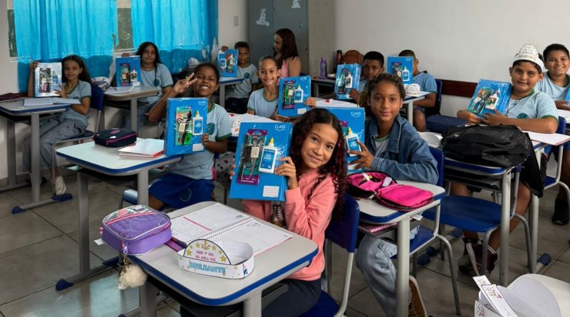 Marliéria entrega kits escolares pelo 4º ano seguido