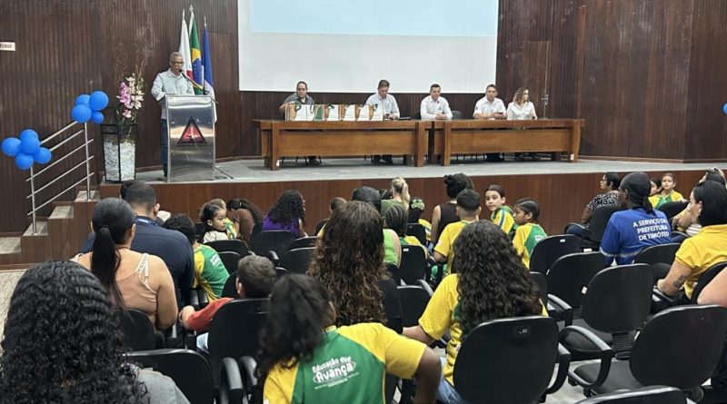 Programa Miguilim entrega mais de 40 óculos a estudantes da rede municipal de Timóteo