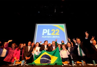 Flávio Bolsonaro anuncia Alfredo Gaspar como candidato a vice-presidente e destaca trajetória de combate ao crime, à corrupção e de defesa dos aposentados